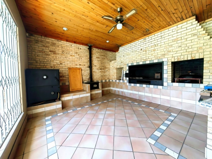 5 Bedroom Property for Sale in Grimbeeck Park North West